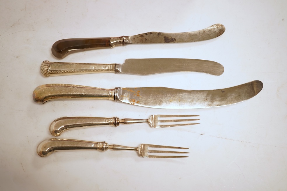 A collection of eleven Georgian silver, white metal or agate handled steel bladed knives, differing sizes, the largest 25cm, together with a set of eleven George III silver pistol handled dessert forks by Moses Brent, Lo